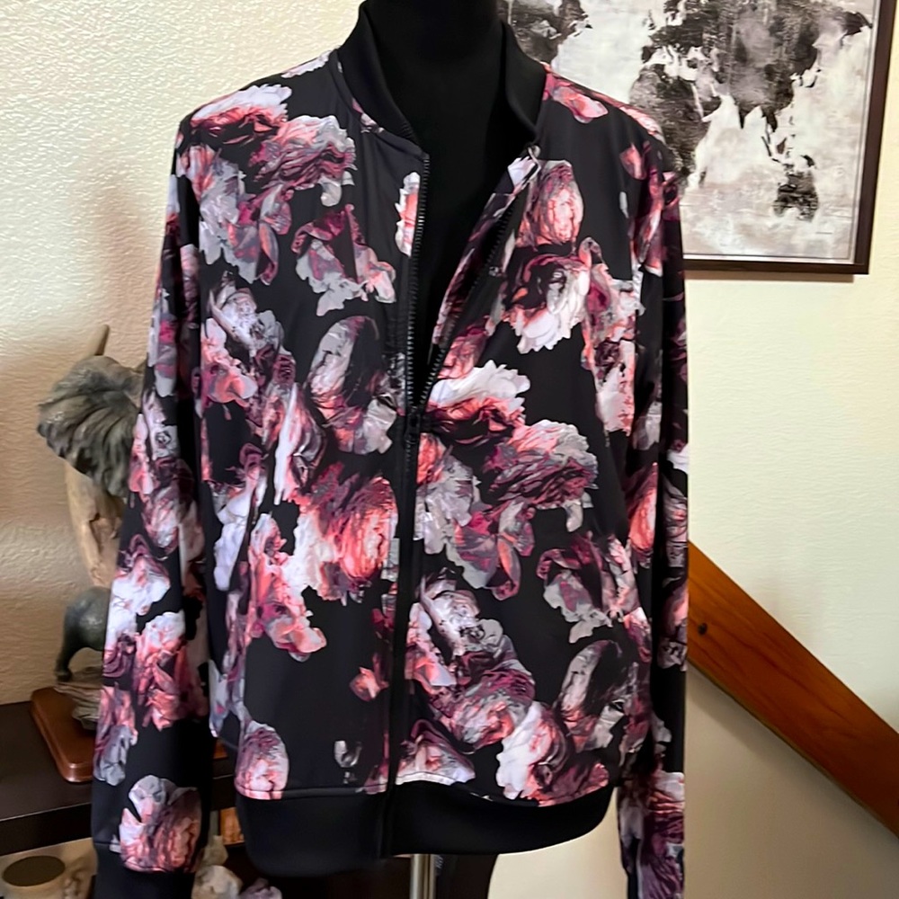 🌺 NWOT•VICTORIA’S SECRET SPORTS JACKET  Size: M